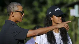 Presiden Amerika Serikat, Barack Obama saat berbincang dengan putrinya Malia di kebun binatang Honolulu, Hawaii, (2/1). Barack Obama dan keluarga telah 2 minggu berada di Hawaii. (REUTERS / Jonathan Ernst)
