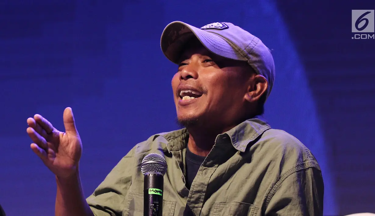 Penulis Dilan 1990 Pidi Baiq saat menjadi pembicara dalam diskusi panel di acara XYZ Day 2018 di The Hall, Senayan City, Jakarta, Rabu (25/4). Diskusi panel ini membahas topik Unboxing The Box Office. (Liputan6.com/Herman Zakharia)