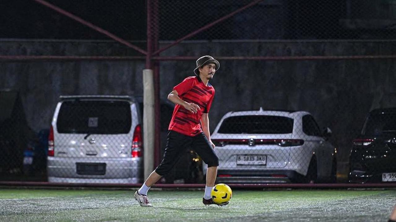 Potret Duta Sheila on 7 Genap Berusia 45 Tahun, Mata Tak Bisa Berdusta - Cara Lihat HP Bikin Fans Ngakak