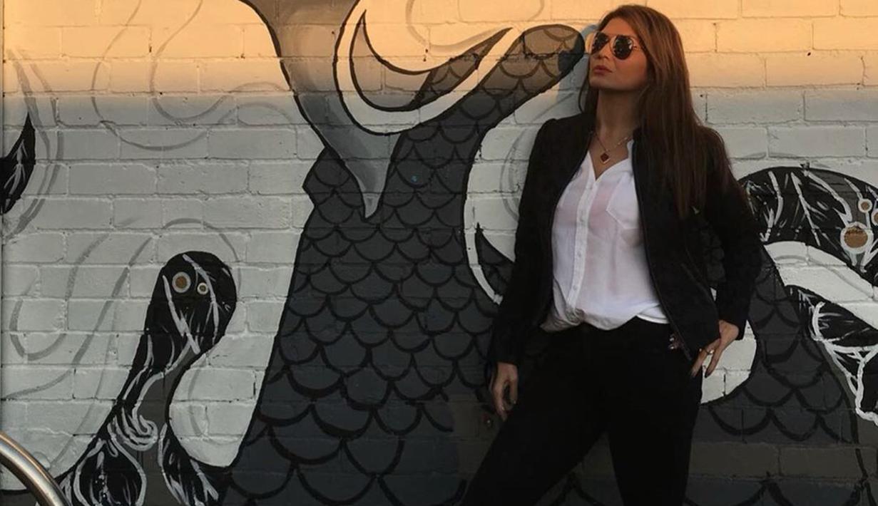 Lama tak muncul di industri hiburan yang membesarkan namanya, usut punya usut Tamara Bleszynski sedang menggeluti profesi barunya sebagai pengusaha restoran. Kendati banyak menghabiskan waktunya di restoran, Tamara selalu tampil modis bak anak muda. (Liputan6.com/IG/@tamarableszynskiofficial)