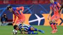 Pemain Chelsea, Benjamin Chilwell, berebut bola dengan pemain FC Porto, Jesus Corona, pada laga Liga Champions di Stadion Ramon Sanchez Pizjuan, Kamis (8/4/2021). Chelsea menang dengan skor 2-0. (AFP/Cristina Quicler)