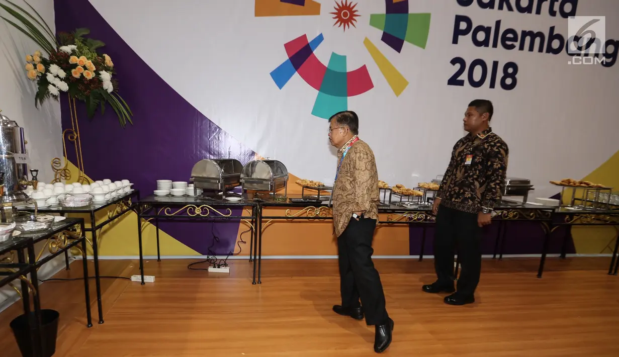 Wakil Presiden, Jusuf Kalla saat melihat makanan prasmanan untuk jurnalis di Main Press Center (MPC) atau Media Center Asian Games di JCC, Jakarta, Selasa (14/8). (Liputan6.com/Fery Pradolo)