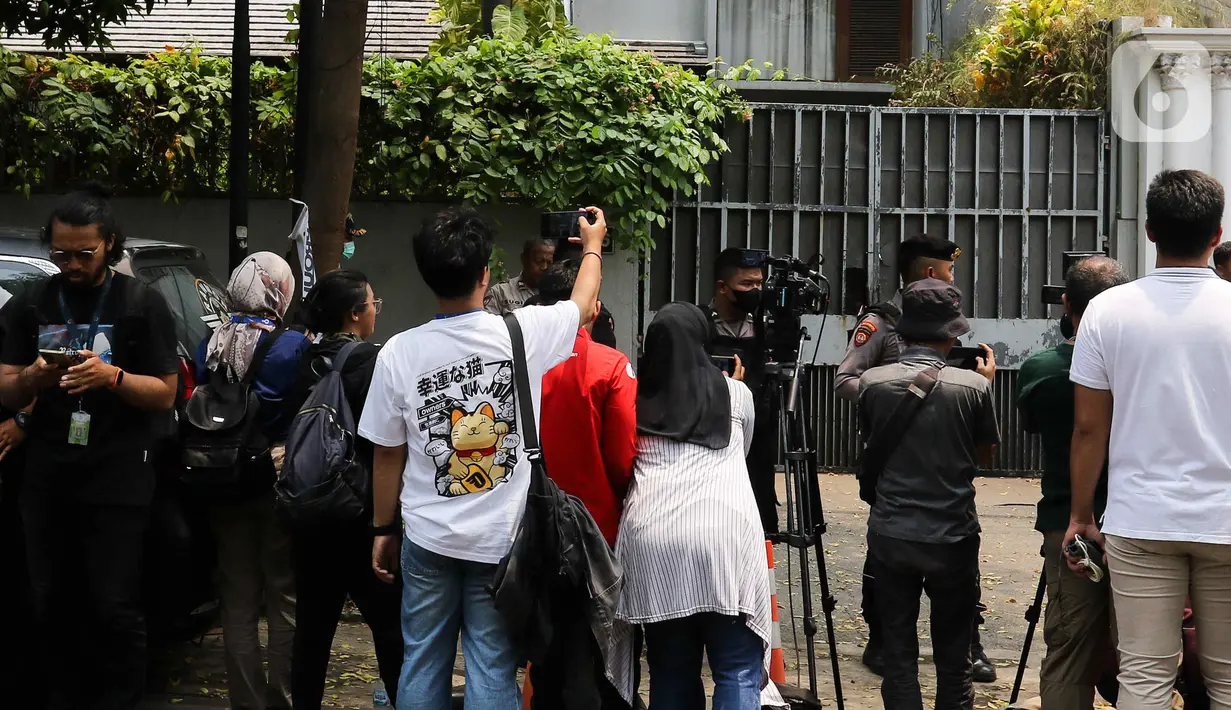 Pintu gerbang rumah itu juga tampak tertutup rapat sehingga awak media tak bisa melihat aktivitas yang dilakukan polisi di dalam. (Liputan6.com/Herman Zakharia)