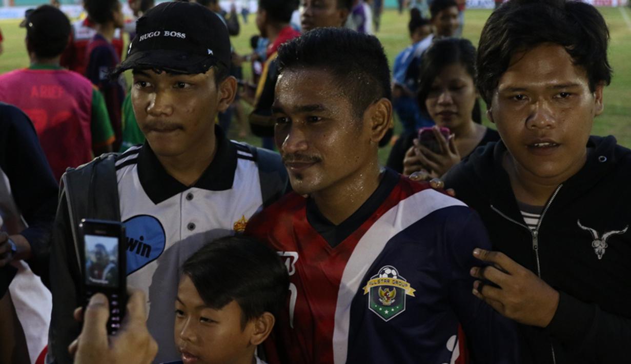 Ramdani Lestaluhu menjadi buruan foto bersama para suporter. (Bolacom/Arief Bagus)