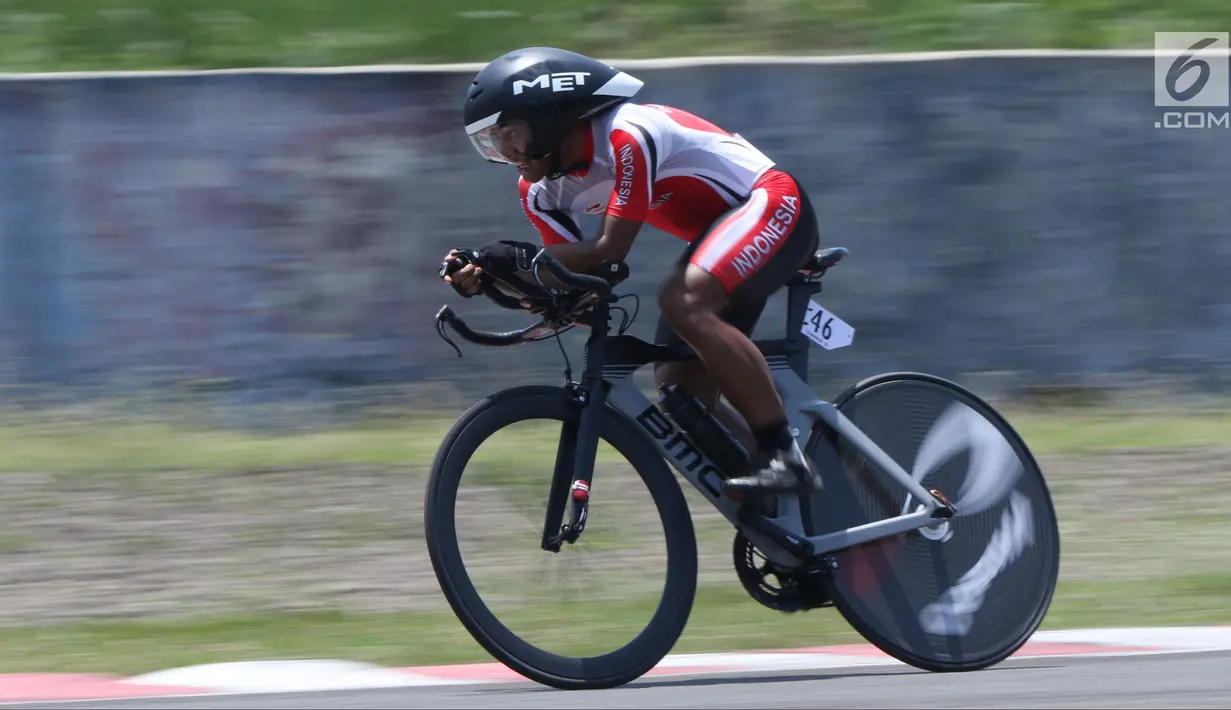 Atlet ParaCycling, Anwar Saipul saat laga di nomor Mens C3 Individual Time Trial Road Race Asian Para Games 2018 di Sirkuit Sentul, Bogor, Senin (8/10). Anwar Saipul berhasil merebut medali perak. (Liputan6.com/Helmi Fithriansyah)