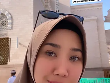 Kiky Saputri, memilih mengenakan hijab berwarna cokelat saat berada di Masjid Nabawi. (Foto: Instagram/@kikysaputrii)