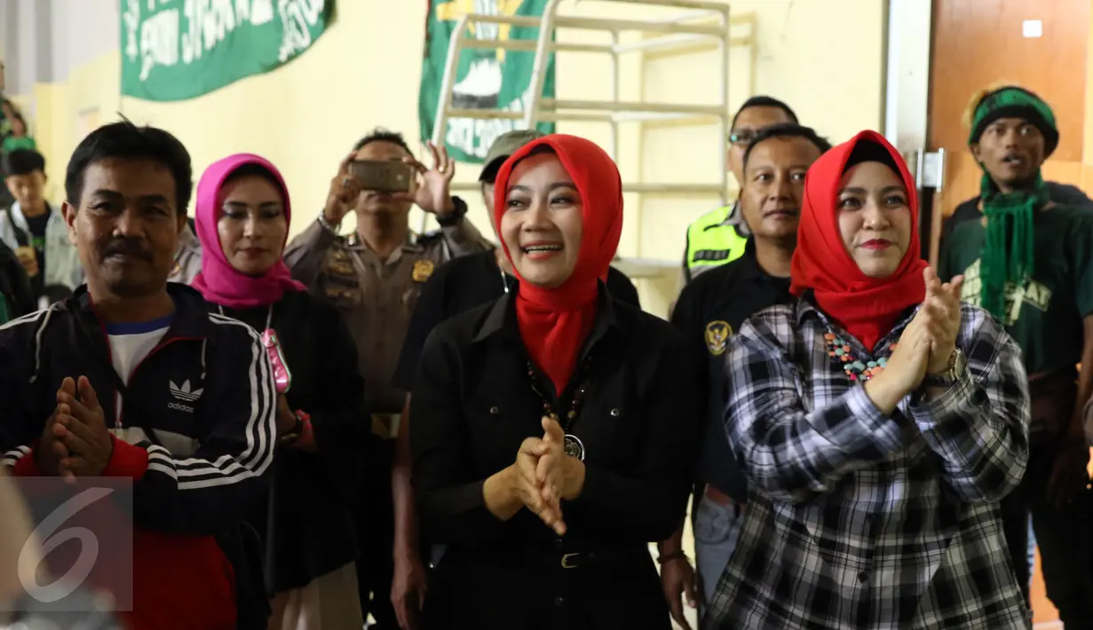 Istri Walikota Bandung Ridwan Kamil, Atalia Praratya (tengah) bernyanyi bersama pendukung Persebaya Surabaya di GOR Padjajaran, Bandung, Sabtu (7/1). Tiba di Bandung, ratusan bonek berkumpul di kawasan GOR Padjajaran. (Liputan6.com/Helmi Fithriansyah)