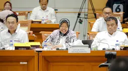 Menteri Sosial Tri Rismaharini (tengah) mengikuti rapat kerja dengan Komisi VIII DPR di Kompleks Parlemen, Senayan, Jakarta, Rabu (8/2/2023). Rapat membahas tentang pengawasan program bantuan sosial tahun 2022. (Liputan6.com/Faizal Fanani)