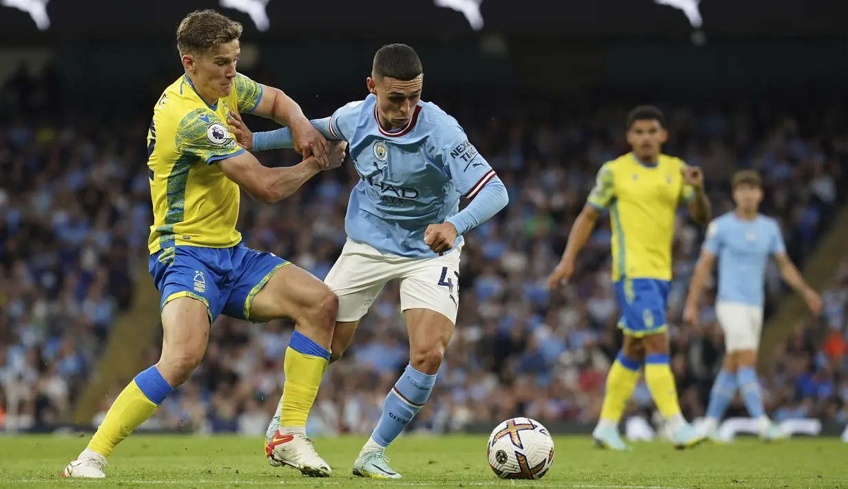 <p>Pemain Nottingham Forest, Remo Freuler berusaha merebut bola dari pemain Manchester City Phil Foden pada pertandingan lanjutan Liga Inggris di Stadion Etihad di Manchester, Inggris, Kamis (1/9/2022). Manchester City menang besar atas Nottingham Forest 6-0. (AP Photo/Dave Thompson)</p>