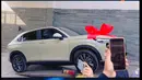 Mobil dengan pita merah diturunkan dari towing. Denny Caknan memberikan kado mobil untuk sang istri. Dilansir dari honda-indonesia.com, mobil All New Honda HR-V ini harganya Rp. 418,200,000. [Instagram/bellabonita_r.a]