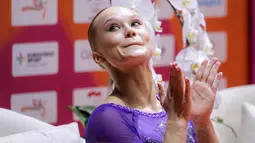 Ekspresi pesenam asal Rusia, Angelina Melnikova setelah dinyatakan memimpin klasemen sementara nomor meja lompat pada final aparauts putri Kejuaraan Dunia Gimnastik 2025 di Indonesia Arena, Senayan, Jakarta, Jumat (24/10/2025). (Bola.com/Bagaskara Lazuardi)
