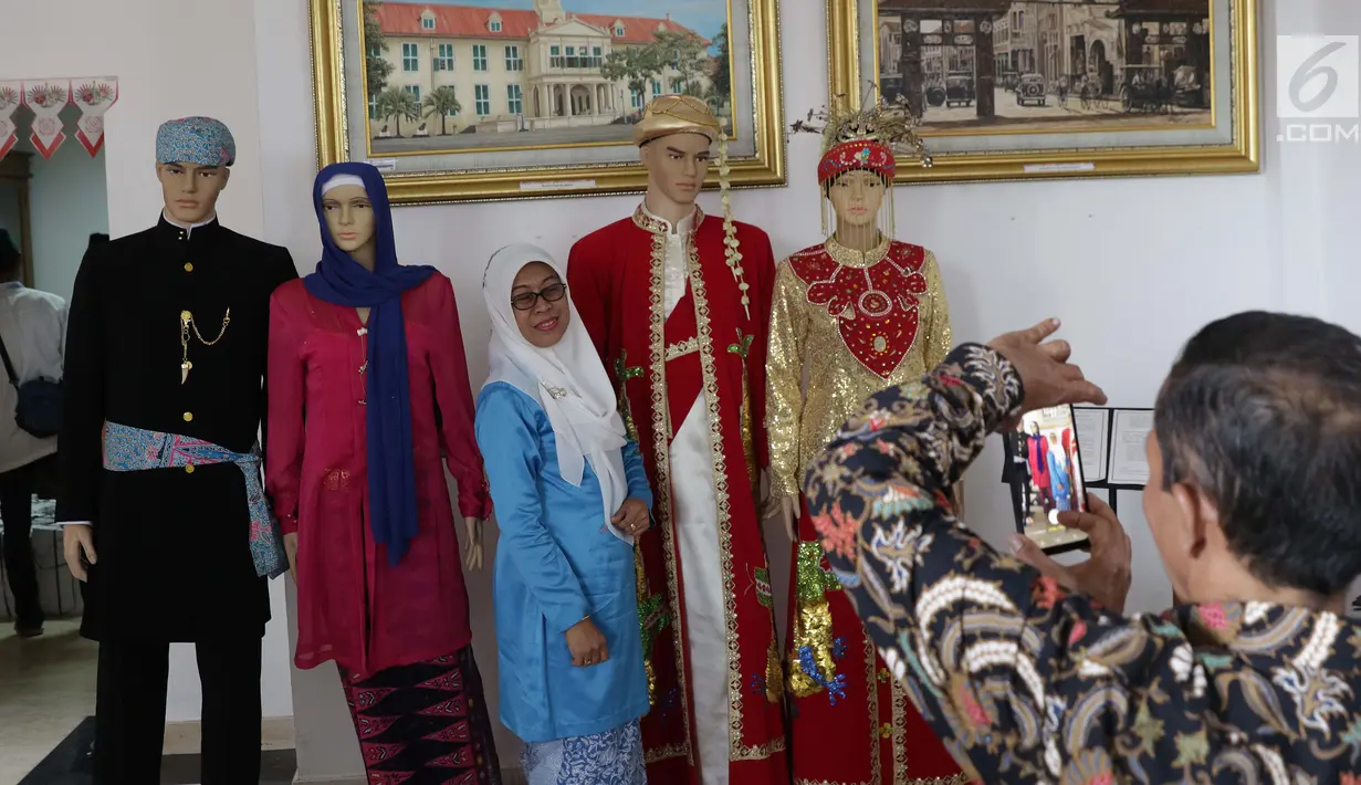 Pengunjung berfoto di salah satu sudut Museum Betawi, kawasan Setu Babakan, Jakarta, Minggu (23/6/2019). Dalam rangka perayaan HUT ke-492 Jakarta beragam acara kebudayaan khas betawi digelar di kawasan Setu Babakan, Jakarta. (Liputan6.com/Helmi Fithriansyah)