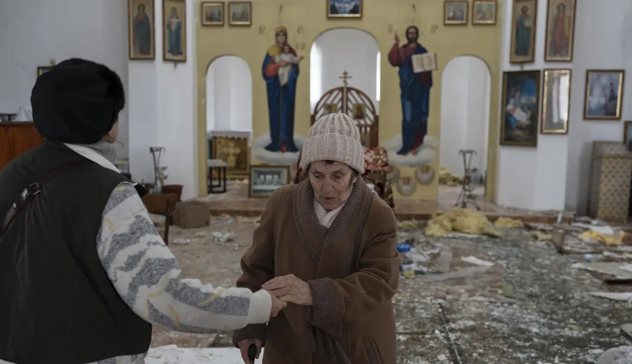 Reaksi seorang wanita saat memasuki gereja yang rusak setelah serangan Rusia pada minggu-minggu sebelumnya di kota Makarov, wilayah Kiev, Ukraina, pada 10 April 2022. Invasi Rusia ke Ukraina hingga saat ini telah berlangsung selama 46 hari.  (AP Photo/Petros Giannacouris)