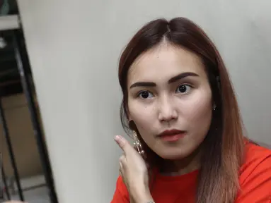 Penyanyi dangdut Ayu Ting Ting saat keluar dari kediamannya, Depok, Jawa Barat, Selasa (21/03). Ayu Ting Ting buka suara soal pemberitaan tentang mantan suaminya, Enji yang tidak boleh bertemu dengan putrinya Bilqis. (Liputan6.com/Herman Zakharia)