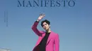 Tampilan formal Kim Seon Ho terlihat berani dengan blazer fuschia yang lapisi t-shirt dan celana panjang [@seonho_kim]