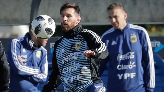 Lionel Messi mengontrol bola pada sesi latihan bersama timnas Argentina di Buenos Aires, Argentina, Rabu (23/5). Argentina mempersiapkan diri menghadapi pertandingan persahabatan melawan Haiti pada 29 Mei menjelang Piala Dunia 2018. (AP/Victor R. Caivano)