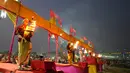 Pendeta Hindu berdoa saat Festival Magh Mela di Sangam, pertemuan Sungai Gangga - Sungai Yamuna, Prayagraj, Uttar Pradesh, India, 31 Januari 2023. Ratusan ribu peziarah Hindu diperkirakan akan berenang dalam pertemuan tersebut, berharap bisa menghapus dosa selama festival sebulan penuh. (AP Photo/Rajesh Kumar Singh)