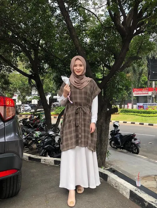 Tak harus jaket, inspirasi outfit layering ala Ayana Moon ini juga patut kamu pertimbangkan. Kenakan tunik sebagai outer dan kemeja sebagai inner. Untuk bawahan, kamu bisa memilih rok polos. Manis ya! (Insyagram/xolovelyayana).