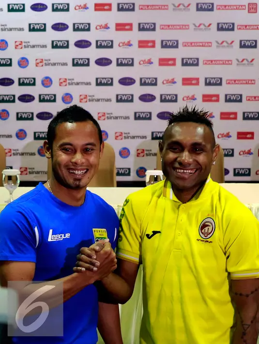 Kapten Persib Bandunh Atep (kiri) bersama Kapten Sriwijaya FC Titus Bonai berjabat tangan usai membahas keberlangsungan pertandingan Piala Presiden, Jakarta, Sabtu (17/10/2015). (Liputan6.com/Yoppy Renato)