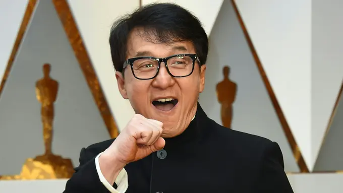 20170226-Jackie Chan Bawa Dua Boneka Panda ke Oscar 2017-California 