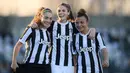 Gelandang tim wanita Juventus, Benedetta Glionna (kiri), Cecilia Salvai (tengah) dan bek Arianna Caruso merayakan kemenangan usai pertandingan melawan Sassuolo di Liga wanita Italia di Vinovo (18/11). Juventus menang 2-0. (AFP Photo/Marco Bertorello)