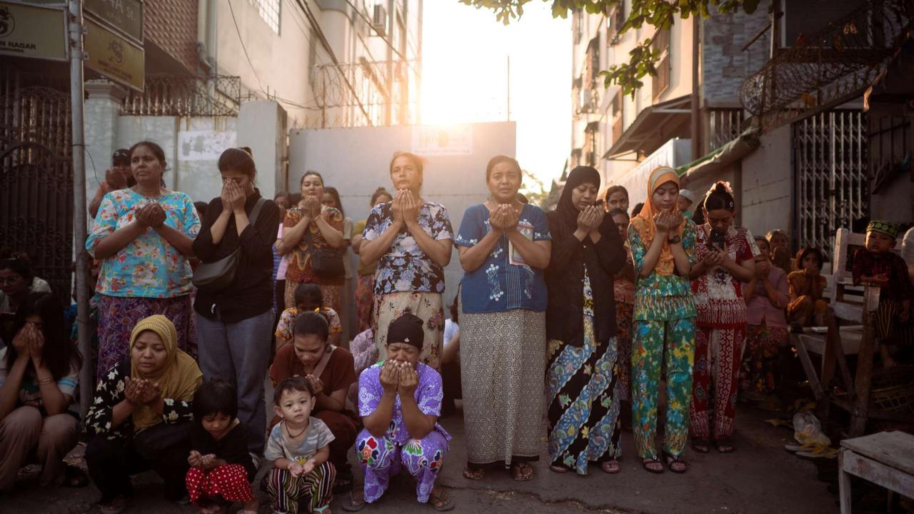 Muslim di Myanmar gelar salat Idulfitri di jalanan