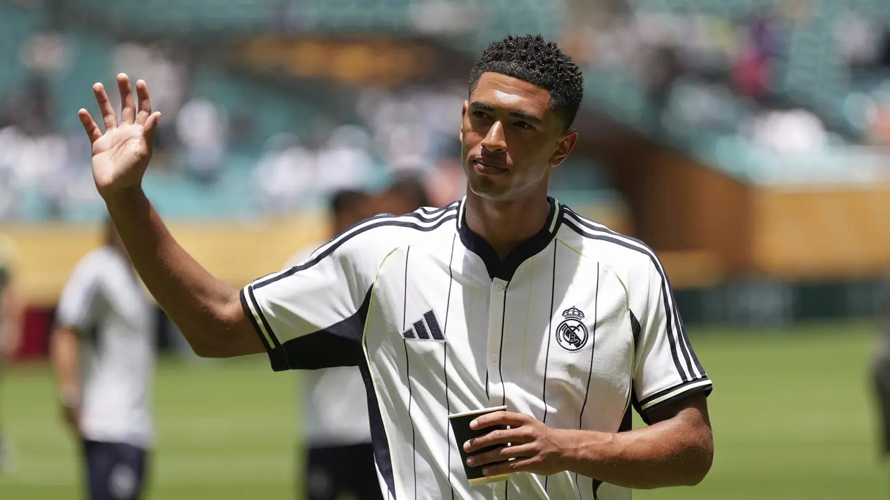 Jude Bellingham sapa penggemar Real Madrid jelang laga lawan Al Hilal di Piala Dunia Antarklub 2025 di Miami Gardens, Florida, Amerika Serikat, Kamis (19/06/2025). (AP Photo/Rebecca Blackwell)