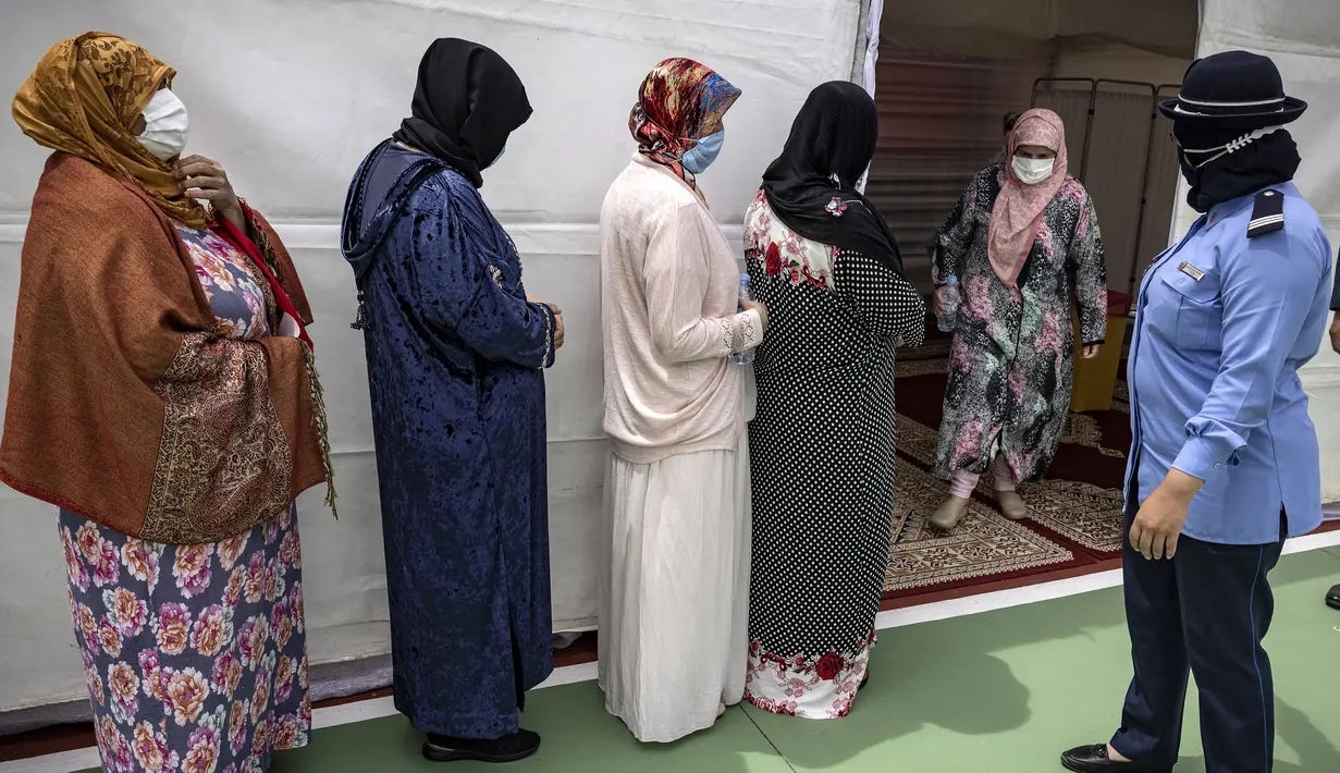 Tahanan perempuan menunggu giliran menerima suntikan vaksin Covid-19 AstraZeneca selama kampanye vaksinasi di penjara El-Arjate dekat ibu kota Rabat pada 26 Mei 2021. Sekitar 300 narapidana di penjara itu diberi vaksinasi COVID-19 sebagai upaya mengekang penyebaran corona di Maroko (FADEL SENNA/AFP)