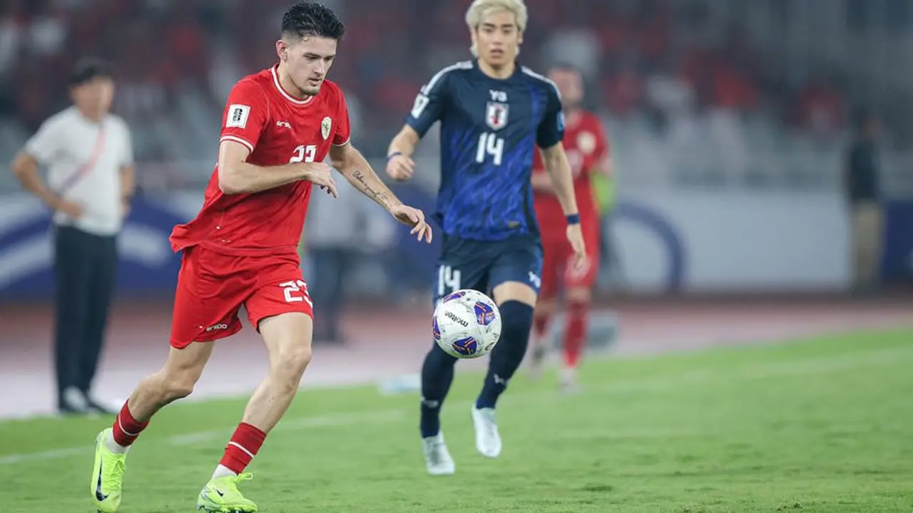 Aksi Justin Hubner di laga Timnas Indonesia vs Jepang di SUGBK, Jumat (15/11/2024) malam WIB. (c) Bola.net/Bagaskara Lazuardi