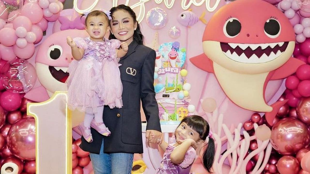 Potret Kris Dayanti Hadiri Ultah Azura Anak Aurel & Atta, Tak Ditemani Raul Lemos - Penampilan Selalu 'Menyala