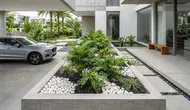 7 Model Teras dengan Pot Cor Memanjang yang Bikin Rumah Tampak Lebih Rapi dan Asri