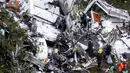 Kondisi sebuah pesawat penumpang carteran yang jatuh dekat kota Medellin di Kolombia, Selasa (29/11). Pesawat penumpang LAMIA jatuh pada Senin (28/11) malam di daerah pegunungan dekat kota Medellin dengan membawa 77 orang.  (REUTERS/Fredy Builes)