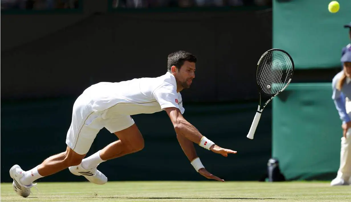 Petenis Serbia, Novak Djokovic, melempar raketnya saat berusaha menjangkau bola pukulan petenis AS, Sam Querrey, dalam turnamen tenis Wimbledon di All England Lawn Tennis & Croquet Club, Wimbledon, Inggris, (2/7/2016). (Reuters/Paul Childs)