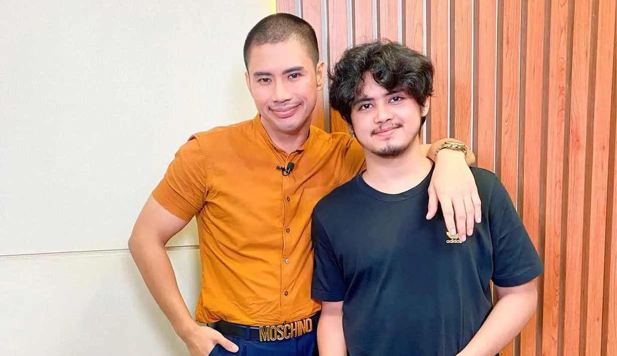 Saat ngobrol dengan Aliando, awalnya banyak yang tak sadar itu adalah Ricky Cuaca. Badannya terlihat jauh lebih kurus kini. (Instagram @rickycuaca)