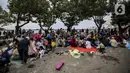 Suasana pengunjung di Pantai Karnaval Ancol, Jakarta, Jumat (14/5/2021). Ancol dibuka khusus bagi warga ber-KTP DKI Jakarta dan membatasi jumlah wisatawan dengan kapasitas 30 persen. (Liputan6.com/Johan Tallo)