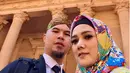 Mulan tampil menggunakan hijab. Hal itu terlihat saat sedang foto bersama dengan suaminya, Ahmad Dhani di Pesawat saat berangkat pada 7 April 2018 silam. (Instagram/mulanjameela1)