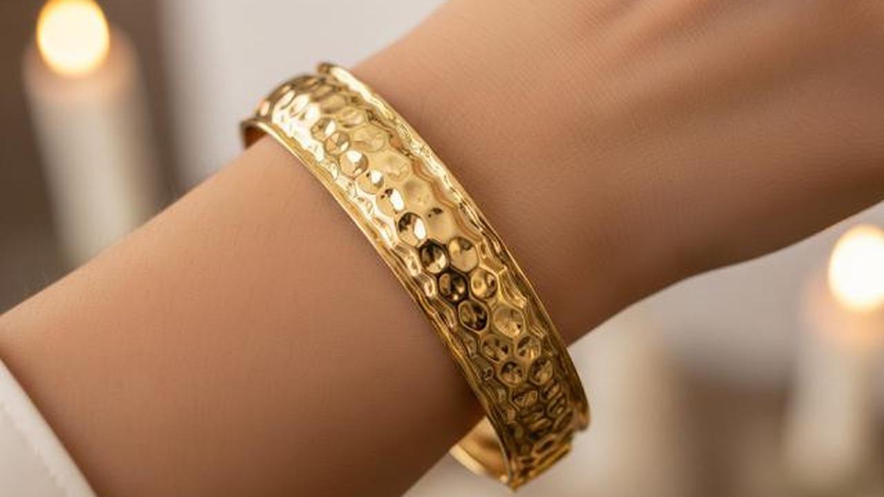 Model Hammered Finish atau Tekstur Pahatan/Model Gelang Emas Choker Simpel Tapi Elegan (Sumber: gemini)