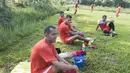 Sejumlah pemain Persija yang cedera menepi saat latihan jelang babak 8 besar Piala Jenderal Sudirman di Lapangan Sawangan, Depok, Jawa Barat, Senin (7/12/2015). (Bola.com/Vitalis Yogi Trisna) 
