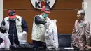 Petugas KPK mengambil barang bukti uang saat jumpa pers terkait OTT Bupati Cirebon Sunjaya Purwadi Sastra di Jakarta, Kamis (25/10). Selain jual beli jabatan, Sunjaya juga menjadi tersangka atas proyek dan perizinan. (Liputan6.com/Herman Zakharia)