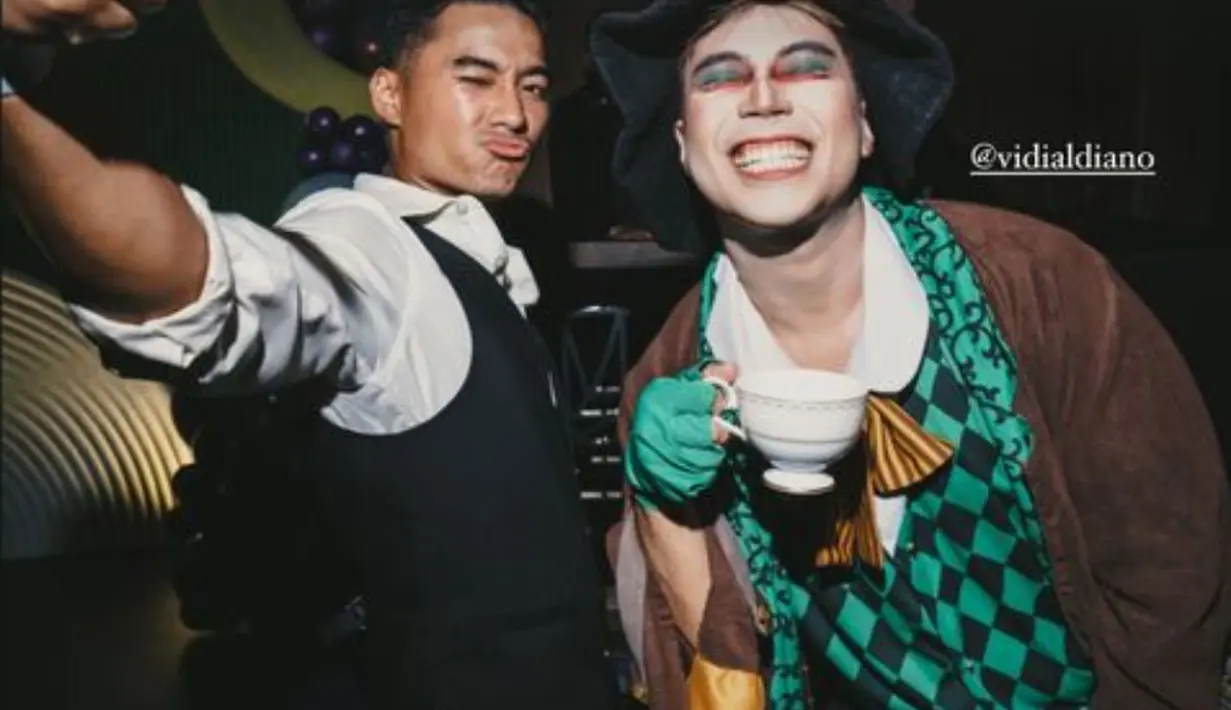 Vidi Aldiano tampil pucat dengan kostum hijau cokelat lengkap dengan topi [@aqsaaswar]