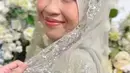 Putri sulung mendiang Ustad Jefri Al Buchori atau Uje dan Umi Pipik tampil dalam balutan roncean melati saat siraman. [@rasya_shakira/@vivithalib]