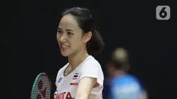 Pebulutangkis tunggal putri Thailand, Nitchaon Jindapol saat melawan Carolina Marin (Spanyol) pada babak pertama Indonesia Masters 2020 di Istora GBK, Jakarta, Rabu (15/1/2020). Nitchaon Jindapol kalah 13-21, 15-21. (Liputan6.com/Helmi Fithriansyah)