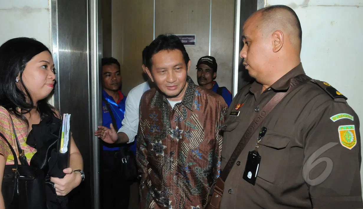 Terdakwa Udar Pristono saat tiba untuk menjalani sidang perdana kasus korupsi TransJakarta TA 2012 di Pengadilan Tipikor, Jakarta,Senin (6/4/2015). Sidang ditunda karena tim kuasa hukum terdakwa tidak hadir. (Liputan6.com/Herman Zakharia)