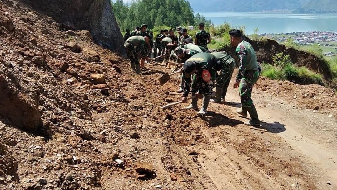 TNI Buka Akses Jalan Longsor Aceh Tengah, Pastikan Mobilitas Warga Lancar