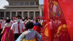 Para siswa ikut serta dalam 'pesta dansa' saat ke-68 berakhirnya Perang Korea di luar Grand Theatre di Pyongyang (27/7/2021). Dalam pengumuman terkoordinasi yang mengejutkan, Korea Utara dan Selatan mengungkapkan mereka telah sepakat untuk membuka kembali jalur komunikasi. (AFP/STR/KCNA VIA KNS)