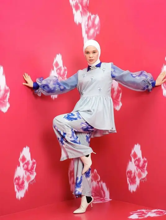 <p>Koleksi Klamby X Tantri Namirah adalah koleksi yang diambil dari peragaan busana internasional yang baru saja diikuti yaitu London Fashion Week 2022 pada bulan September kemarin ini. koleksi ini sendiri sudah dapat di beli oleh para pelanggan setia Klamby pada tanggal 25 November 2022 di website www.klamby.id &amp; E- commerce resmi Klamby. / Foto Foto dok Klamby.</p>