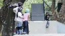 Sejumlah anak berlatih skateboard di TMII, Jakarta, Sabtu (8/9/2018). Green Skate Lesson yang didirikan oleh mantan atlet skateboard, Tony Sruntul, merupakan wadah regenerasi skateboarder bertalenta. (Bola.com/M Iqbal Ichsan)