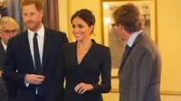 Mengenakan tuxedo hitam, kaki Meghan Markle terlihat begitu ramping (Instagram/bazaaruk)