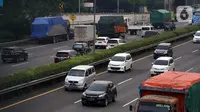 Mobil melintasi jalan Tol Tangerang-Jakarta di Tangerang, Banten, Rabu (30/3/2022). Mulai April 2022, Korlantas Polri akan menerapkan tilang elektronik bagi pengendara yang memacu kecepatan hingga 120 km per jam di jalan tol. (Liputan6.com/Angga Yuniar)