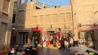 Pasar tradisional Qatar, Souq Wakif akhir-akhir ini diserbu ribuan turis yang ingin berburu barang-barang berbau Piala Dunia 2022. (Bola.com/Ade Yusuf Satria)
